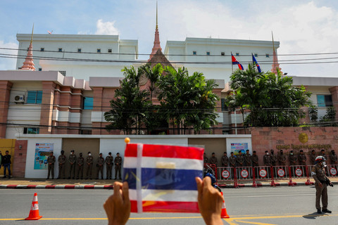 Sejumlah aktivis berunjuk rasa di depan Kedutaan Besar Kerajaan Kamboja, menyusul bentrokan di perbatasan Thailand-Kamboja di di Bangkok, Thailand, Jumat (6/6/2025). Foto: Chalinee Thirasupa/REUTERS