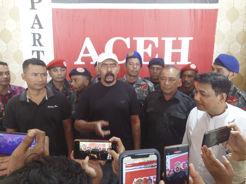 Ketua Mualimin Aceh yang juga Wakil Ketua Komite Peralihan Aceh, Tgk. Darwis Jeunib, dalam konferensi pers di Kantor Partai Aceh, kawasan Batoh, Banda Aceh, Selasa (17/6/2025). Foto: kumparan