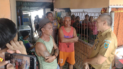Kabag Keuangan Pemkab Bolmong, Steven Tandayu, berdialog dengan warga di Bitung Karangria Kota Manado, tempat aset tanah milik Pemkab Bolmong yang akan diambil alih kembali.