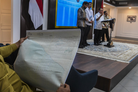 Peta pulau ditunjukan saat Mendagri Tito Karnavian memberikan keterangan pers usai mengikuti rapat terbatas dengan Presiden Prabowo Subianto secara daring di Kantor Presiden, Selasa (17/6/2025). Foto: Galih Pradipta/ANTARA FOTO