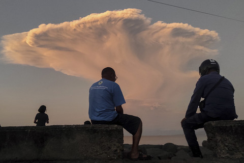 Warga melihat erupsi Gunung Lewotobi Laki-laki dari Pantai Wairotang, Kabupaten Sikka, Nusa Tenggara Timur, Selasa (17/6/2025). Foto: Arnoldine Shanon/ANTARA
