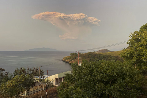 Erupsi Gunung Lewotobi Laki-laki teramati dari Tanjung Kajuwula, Kabupaten Sikka, Nusa Tenggara Timur, Selasa (17/6/2025). Foto: Arnoldine Shanon/ANTARA