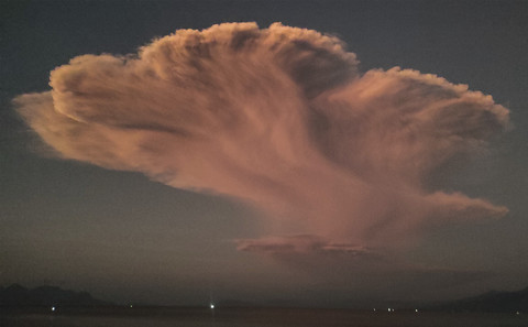 Erupsi Gunung Lewotobi Laki-laki teramati dari Pantai Wairotang, Kabupaten Sikka, Nusa Tenggara Timur, Selasa (17/6/2025). Foto: Arnoldine Shanon/ANTARA