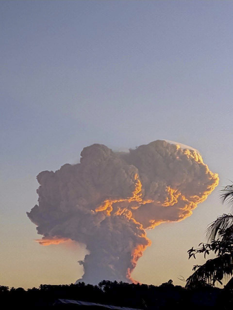 Gunung Lewotobi Laki-laki mengalami erupsi di kecamatan Wulanggitang, Kabupaten Flores Timur, Nusa Tenggara Timur, Selasa (17/6/2025). Foto: kumparan