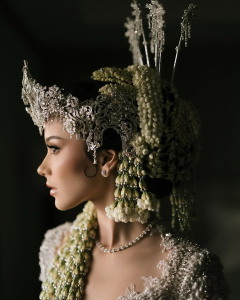 Tampilan Alyssa Daguise saat akad nikah, pakai kebaya pertama dari Tex Saverio. Foto: Instagram @alyssadaguise