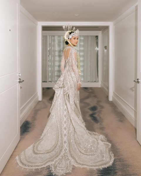 Tampilan Alyssa Daguise saat akad nikah, pakai kebaya pertama dari Tex Saverio. Foto: Instagram @alyssadaguise