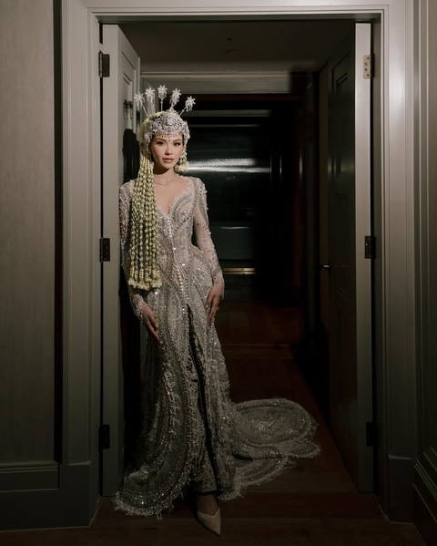 Tampilan Alyssa Daguise saat akad nikah, pakai kebaya pertama dari Tex Saverio. Foto: Instagram @alyssadaguise