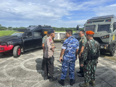 TNI turunkan satuannya untuk bantu evakuasi dan sterilisasi Bandara Kualanamu, Medan, usai pesawat Saudi Airlines mendarat darurat di sana, Selasa (17/6/2025). Foto: Dok. Puspen TNI