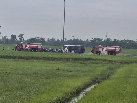 TNI turunkan satuannya untuk bantu evakuasi dan sterilisasi Bandara Kualanamu, Medan, usai pesawat Saudi Airlines mendarat darurat di sana, Selasa (17/6/2025). Foto: Dok. Puspen TNI