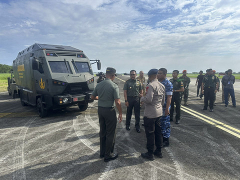 TNI turunkan satuannya untuk bantu evakuasi dan sterilisasi Bandara Kualanamu, Medan, usai pesawat Saudi Airlines mendarat darurat di sana, Selasa (17/6/2025). Foto: Dok. Puspen TNI