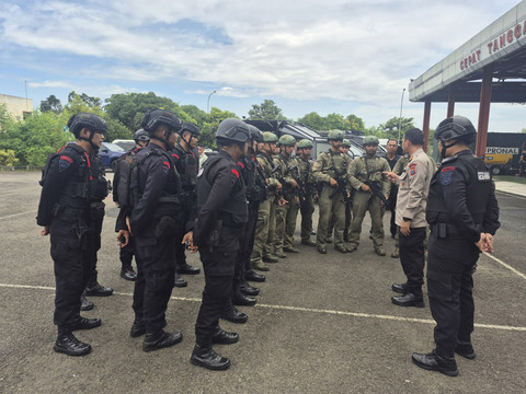 TNI turunkan satuannya untuk bantu evakuasi dan sterilisasi Bandara Kualanamu, Medan, usai pesawat Saudi Airlines mendarat darurat di sana, Selasa (17/6/2025). Foto: Dok. Puspen TNI