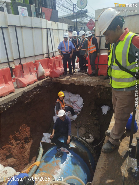 Petugas PAM Jaya perbaiki pipa yang sempat semburkan air di Jalan Jatiwaringin, Pondok Gede, Kota Bekasi, Selasa (17/6/2025). Foto: PAM JAYA