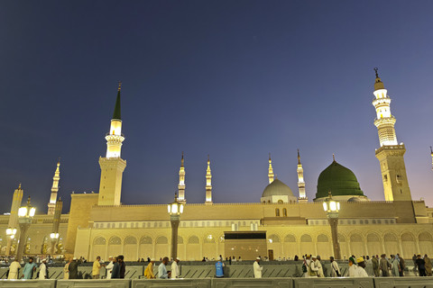 Umat Islam berjalan usai menunaikan Shalat Subuh di Masjid Nabawi, Madinah, Arab Saudi, Selasa (17/6/2025). Foto: Andika Wahyu/ANTARA FOTO
