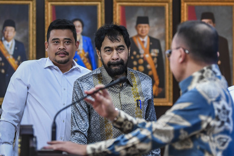 Gubernur Sumatera Utara Bobby Nasution (kiri) dan Gubernur Aceh Muzakir Manaf (kanan) bersiap memberikan keterangan pers usai mengikuti rapat terbatas dengan Presiden Prabowo Subianto secara daring di Kantor Presiden, Selasa (17/6/2025). Foto: Galih Pradipta/ANTARA FOTO