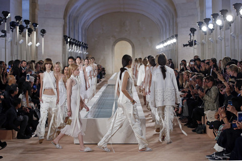 Karya Alexander Wang untuk Balenciaga musim spring/summer 2016. Foto: AFP