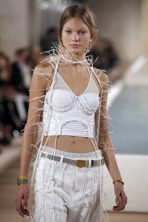 Karya Alexander Wang untuk Balenciaga musim spring/summer 2016. Foto: AFP