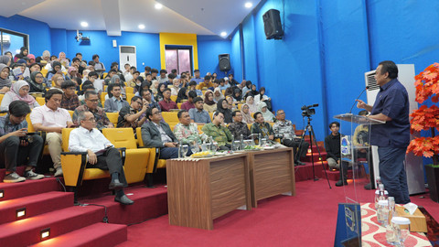 Anggota DPR Rachmat Gobel dalam acara bedah buku di UIN Syarif Hidayatullah.