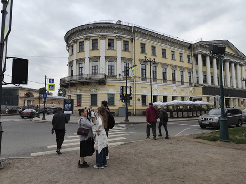 Suasana kota St. Petersburg, Rusia jelang pelaksanaan forum St. Petersburg International Economic Forum (SPIEF) 2025 pada Selasa (17/6/2025). Foto: Luthfi Humam/kumparan