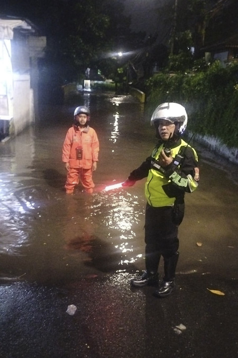 Genangan air setinggi kurang lebih 50cm di turunan Kelurahan Pulo Kebayoran Baru Jakarta Selatan, Selasa (17/6/2025). Foto: X/ @TMCPoldaMetro
