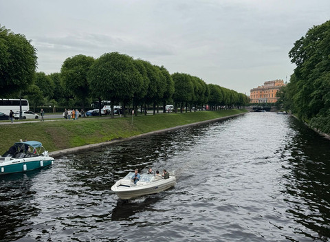 Suasana di area Istana Musim Panas Peter the Great di Kota St. Petersburg, Rusia, Selasa (17/6/2025). Foto: Luthfi Humam/kumparan