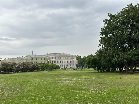 Suasana di area Istana Musim Panas Peter the Great di Kota St. Petersburg, Rusia, Selasa (17/6/2025). Foto: Luthfi Humam/kumparan