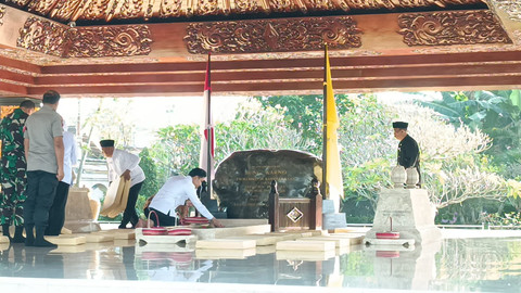 Wakil Presiden Republik Indonesia Gibran Rakabuming Raka berziarah ke makam bapak proklamator Indonesia, Bung Karno di Blitar, Jawa Timur, Rabu (18/6) Foto: Zamachsyari/kumparan
