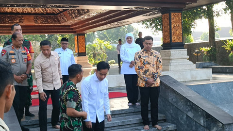 Wakil Presiden Republik Indonesia Gibran Rakabuming Raka berziarah ke makam bapak proklamator Indonesia, Bung Karno di Blitar, Jawa Timur, Rabu (18/6) Foto: Zamachsyari/kumparan