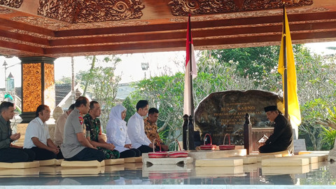 Wakil Presiden Republik Indonesia Gibran Rakabuming Raka berziarah ke makam bapak proklamator Indonesia, Bung Karno di Blitar, Jawa Timur, Rabu (18/6) Foto: Zamachsyari/kumparan