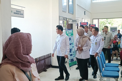 Wakil Presiden Gibran Rakabuming Raka meninjau program Cek Kesehatan Gratis (CKG) di Puskesmas Sukorejo, Blitar, Jawa Timur, Rabu (18/6/2025). Foto: Zamachsyari/kumparan