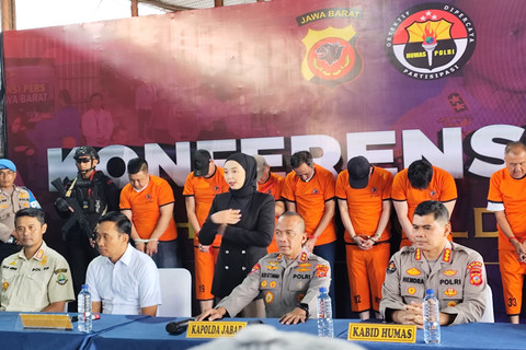 Polisi menunjukkan tersangka judi kasino di Jalan Jenderal Ahmad Yani Bandung, Rabu (18/6/2025). Foto: Alya Zahra/kumparan