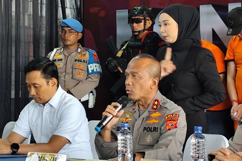 Kapolda Jabar Irjen Rudi Setiawan memberikan keterangan pers terkait perjudian kasino di Jalan Jenderal Ahmad Yani Bandung, Rabu (18/6/2025). Foto: Alya Zahra/kumparan