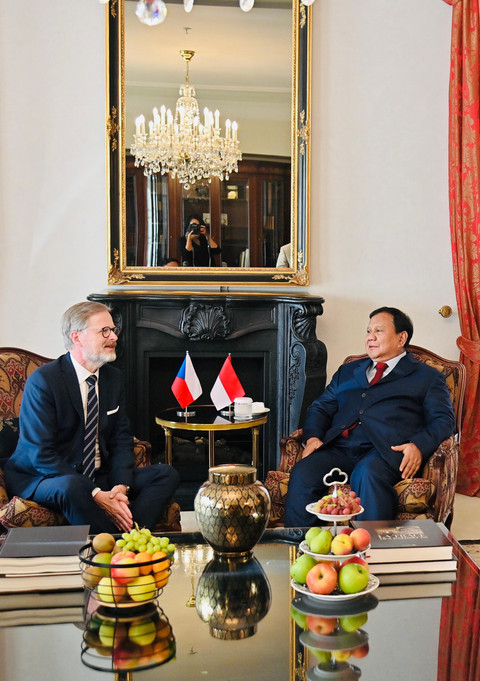 Presiden Prabowo Subianto menerima kunjungan Perdana Menteri (PM) Republik Ceko Petr Fiala di hotel tempat Presiden Prabowo singgah di Praha, Selasa (17/6/2025). Foto: Laily Rachev/Biro Pers Sekretariat Presiden