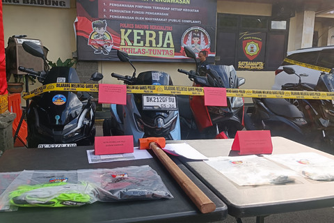Barang bukti termasuk palu yang diamankan dalam kasus penembakan WN Australia di Bali, Rabu (18/6/2025). Foto: Denita BR Matondang/kumparan