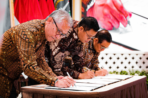 Penandatanganan Perjanjian Kerja Sama antara Pemprov DKI Jakarta, Direktorat Jenderal Pajak, dan Direktorat Jenderal Perimbangan Keuangan pada acara Gala Dinner dan Pemberian Penghargaan Wajib Pajak Tahun 2025 di Balai Agung, Balai Kota DKI Jakarta, Selasa (17/6). Foto: Dok. Istimewa