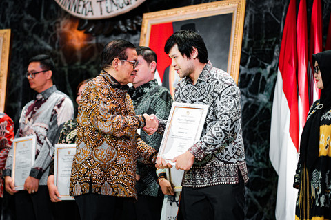Gubernur DKI Jakarta Pramono Anung menyerahkan apresiasi kepada wajib pajak pada acara Gala Dinner dan Pemberian Penghargaan Wajib Pajak Tahun 2025 di Balai Agung, Balai Kota DKI Jakarta, Selasa (17/6). Foto: Dok. Istimewa
