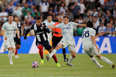 Pemain Inter Milan Nicolo Barella berebut bola dengan pemain Monterrey Nelson Deossa pada pertandingan Grup E Piala Dunia Antarklub 2025 di Rose Bowl Stadium, California, Selasa (17/6/2025). Foto: Daniel Cole/REUTERS