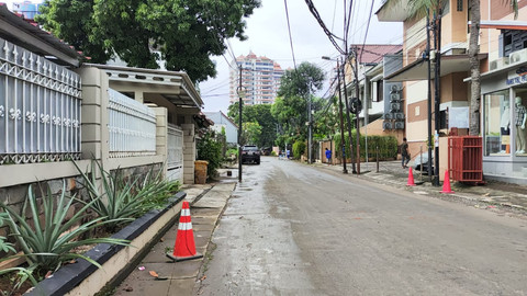 Suasana Jalan Puloraya, Petogogan, Jakarta Selatan, yang sempat tergenang banjir, Rabu (18/6/2025). Foto: Jonathan Devin/kumparan