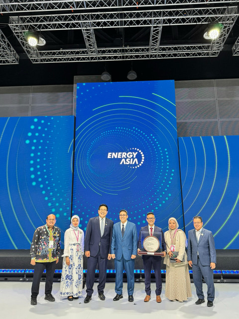 Program Desa Energi Berdikari (DEB) Pertamina berhasil meraih juara kategori Trailblazer dalam ajang 2025 Energy Asia Awards di Kuala Lumpur, Malaysia, Senin (16/6). Foto: Dok. Pertamina