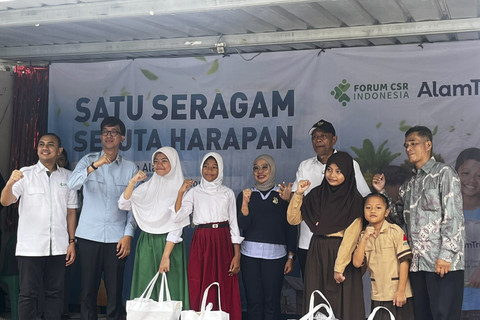 Kemensos membagikan paket seragam lengkap di SD Kresna, Cililitan, Jakarta Timur, Rabu (18/6/2025). Foto: Rayyan Farhansyah/kumparan