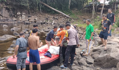Dua remaja yang tenggelam di Riam Pangar saat dievakuasi. Foto: Dok. Polres Bengkayang