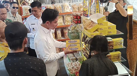Wakil Presiden Republik Indonesia Gibran Rakabuming Raka pada Bazar UMKM di Alun-alun Blitar, Jawa Timur, Rabu (18/6/2025). Foto: Zamachsyari/kumparan