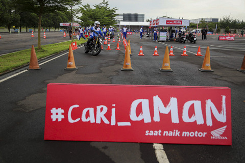 Instruktur Safety Riding Honda mengendarai kendaraan melewati rangkaian tes berkendara di Astra Honda Motor Safety Riding & Training Center, Cikarang, Jawa Barat, Rabu (18/6/2025). Foto: Iqbal Firdaus/kumparan