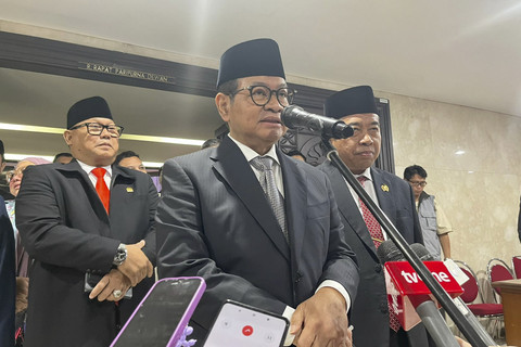 Gubernur DKI Jakarta, Pramono Anung menjawab pertanyaan wartawan usai penandatanganan dan penyerahan Ranperda di Kantor DPRD DKI Jakarta, Jakarta Pusat, Rabu (18/6/2025). Foto: Nasywa Athifah/kumparan