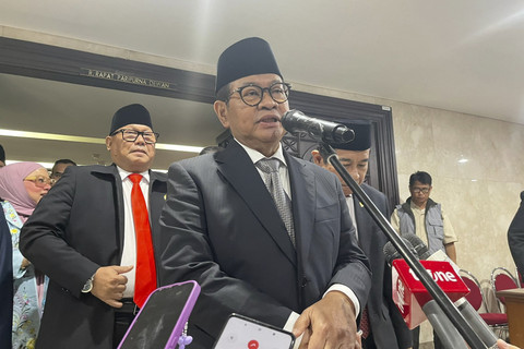 Gubernur DKI Jakarta, Pramono Anung menjawab pertanyaan wartawan usai penandatanganan dan penyerahan Ranperda di Kantor DPRD DKI Jakarta, Jakarta Pusat, Rabu (18/6/2025). Foto: Nasywa Athifah/kumparan