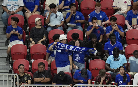 Sejumlah pendukung Chelsea FC menyaksikan pertandingan pada Piala Dunia Antarklub di Stadion Mercedes-Benz, Miami Gardens, Georgia, Amerika Serikat, Senin (16/6/2025). Foto: Dale Zanine-USA TODAY Sports