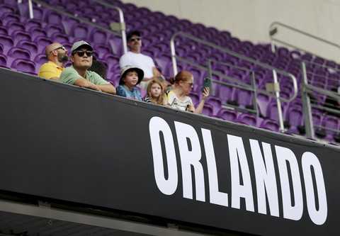Sejumlah penonton menyaksikan pertandingan Ulsan HD melawan Mamelodi Sundowns dalam Piala Dunia Antarklub di Stadion Inter & Co, Florida, Amerika Serikat, Selasa (17/6/2025). Foto: Amanda Perobelli/Reuters