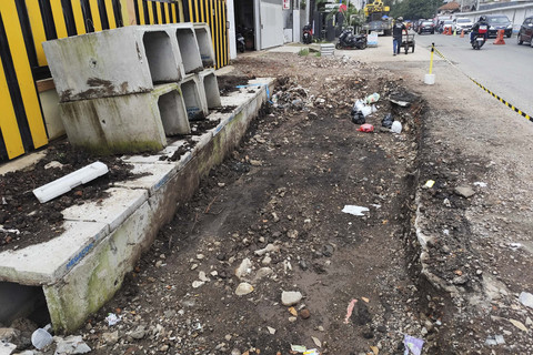 Kondisi trotoar di kawasan proyek flyover Nurtanio, Kota Bandung, Rabu (18/6/2025). Foto: Alya Zahra/kumparan