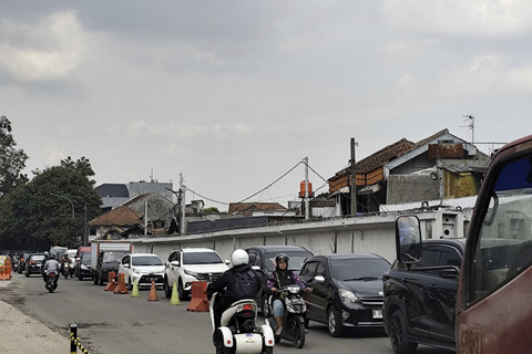 Macet di kawasan proyek flyover Nurtanio, Kota Bandung, Rabu (18/6/2025). Foto: Alya Zahra/kumparan