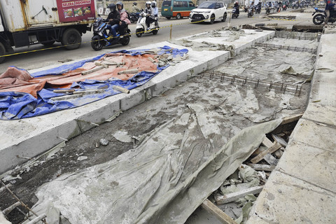 Kondisi trotoar di kawasan proyek flyover Nurtanio, Kota Bandung, Rabu (18/6/2025). Foto: Alya Zahra/kumparan