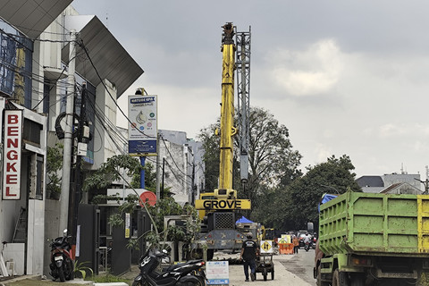 Alat berat proyek flyover Nurtanio, Kota Bandung, diparkirkan di bahu jalan, Rabu (18/6/2025). Foto: Alya Zahra/kumparan
